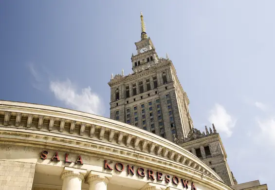 Ruszyło czyszczenie Pałacu Kultury i Nauki. Ściany znowu zaczynają lśnić!