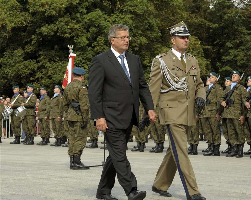 Bronisław Komorowski sie ubiera elegancko