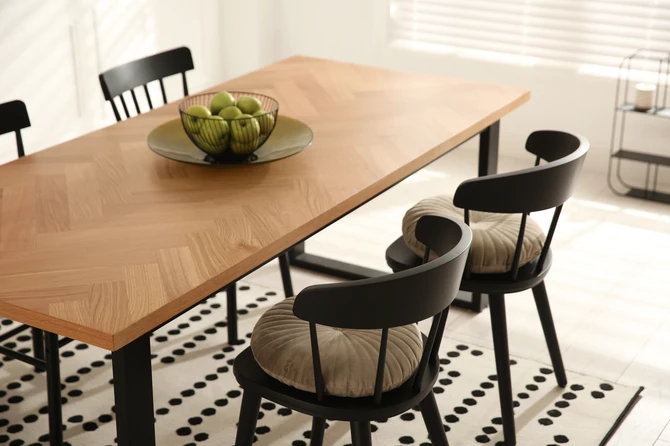 Pravougaoni trpezarijski sto