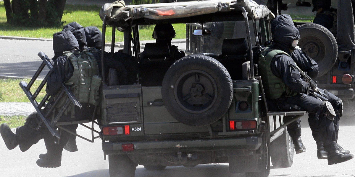 O co chodzi? Polscy żołnierze z karabinami wkroczyli do Czech i "okupują" kapliczkę