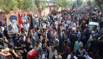 Konflikt rozlewa się na Pakistan. Walki z Afganistanem i protesty po zabiciu Chameneiego. Spalono siedzibę ONZ