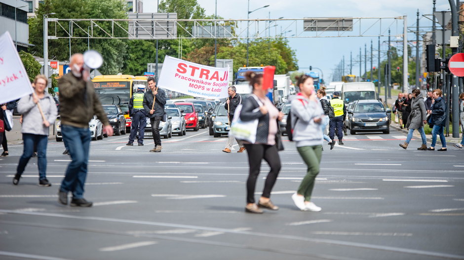 Protest pracowników socjalnych łódzkiego MOPS-u na skrzyżowaniu marszałków