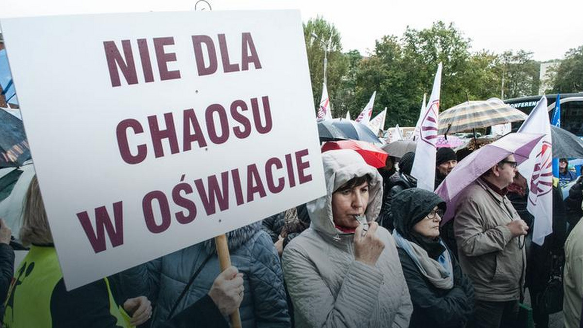 Przeprowadzenia bez zbędnej zwłoki ogólnopolskiego referendum w sprawie reformy edukacji domagali się uczestnicy manifestacji, która odbyła się w sobotę wieczorem przed Sejmem. W pikiecie ruchu "Rodzice przeciwko reformie edukacji" uczestniczyło kilkadziesiąt osób.
