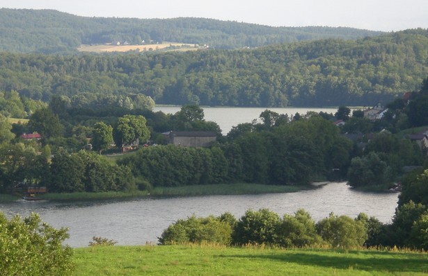 Kaszuby, wieś Brodnica Dolna na terenie Szwajcarii Kaszubskiej, fot. Gdaniec / Wikimedia Commons, CC-BY