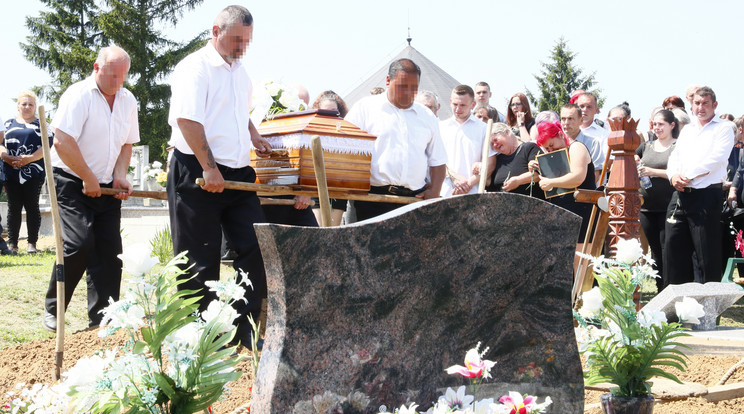 Utolsó útjára kísérték a dombrádi kismamagyilkosság áldozatát, Nórát / Fotó: Fuszek Gábor