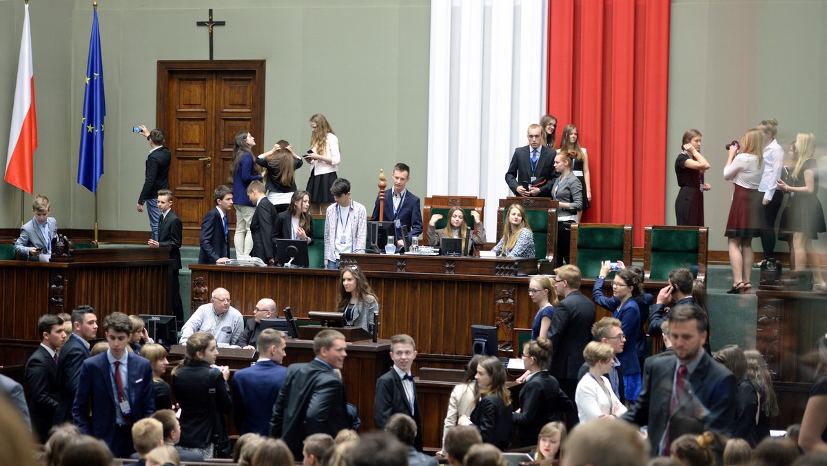 Polityka może być dobra, może być rozmową o przyszłości; to nie tylko kłótnie - mówiła dzisiaj w czasie obrad Sejmu Dzieci premier Ewa Kopacz. Wyraziła nadzieję, że ich obecność w Sejmie będzie "szczepionką", dzięki której w dorosłym życiu będą uczestniczyć w polityce.