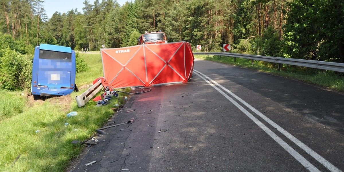 Czołowe zderzenie autokaru z osobówką