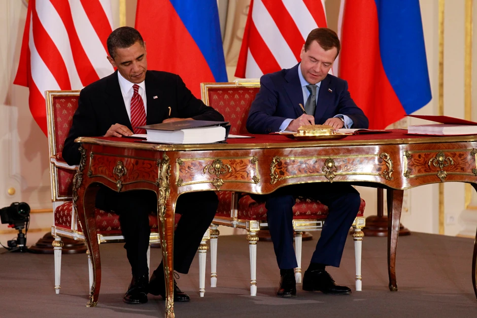 Barak Obama i Dmitri Medvedev potpisuju Novi START u Pragu 8. aprila 2010.