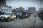 ZAVRTANJE RUKU I GURANJE U PRITVOR Pogledajte snimak privođenja Srba u stanicu u južnoj Kosovskoj Mitrovici (VIDEO)