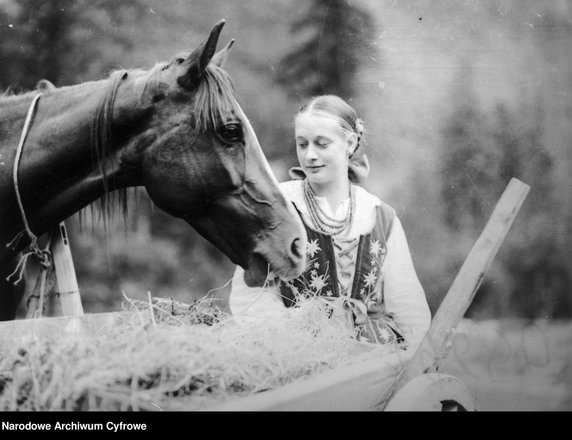 Góralka z koniem podczas prac w polu (1947 rok) - domena publiczna