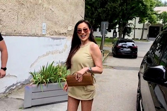 (VIDEO) CRVENE, MREŽASTE ČARAPE Ceca gori u ultra kratkoj haljini: Pokazala brutalnu figuru