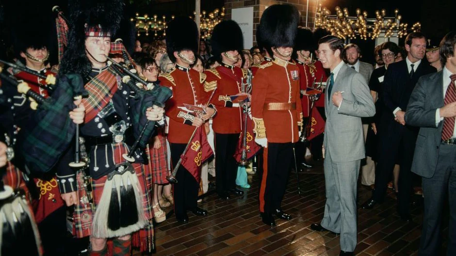 Tokom posete robnoj kući u Los Anđelesu 1977. godine princa su dočekali svirači i glumci | Foto: Getty Images