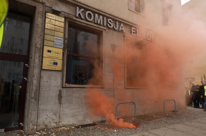 Gorące sceny we Wrocławiu. Rolnicy odpalili race, protest rozwiązany