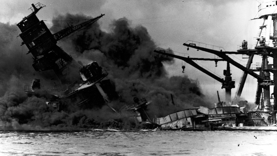 USS Arizona płonie po japońskim nalocie 7 grudnia 1941 roku.