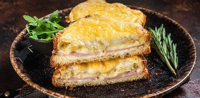 Croque monsieur — zapiekana kanapka z serem i szynką