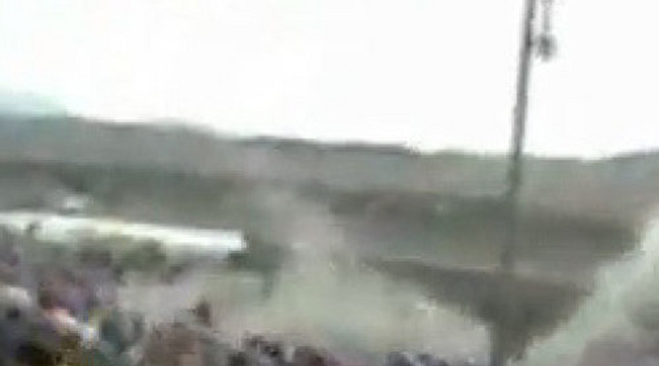 Nézőkre zuhant a repülő - videó