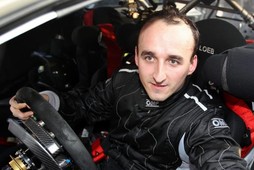 Robert Kubica za kierownicą samochodu rajdowego drzwi otwarte