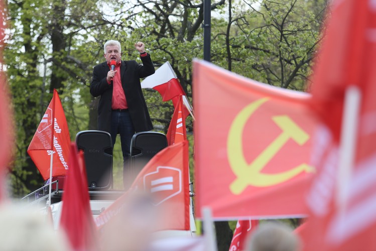 Piotr Ikonowicz wśród uczestników Marszu Sprawiedliwości Społecznej przed KPRM w Warszawie.