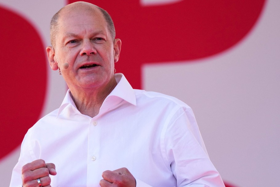 Obecnie największym wygranym przedwyborczego starcia w Niemczech jest kandydat na kanclerza z ramienia SPD, Olaf Scholz. Minister finansów i wicekanclerz jest nie tylko najbardziej popularny ze wszystkich polityków ubiegających się o urząd szefa niemieckiego rządu, ale również potrafi przekonać do siebie część zwolenników CDU