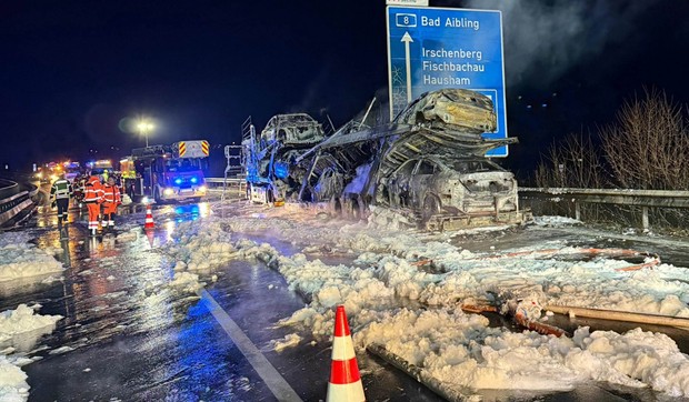 Izgoreo šleper sa natovarenim mercedesima