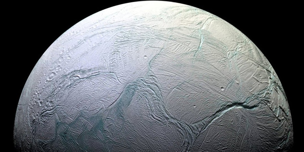 Enceladus - lodowy księżyc Saturna. Zdjęcie zrobiła sonda Cassini