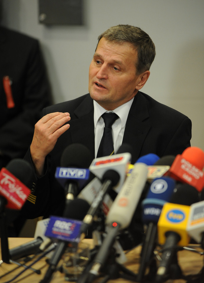 Kpt. Tadeusz Wrona podczas konferencji prasowej w siedzibie PLL LOT S.A, fot. Fot. Jacek Turczyk/PAP