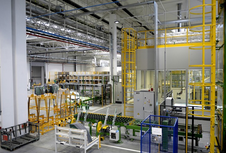 Zakończona inwestycja pozwoli dwukrotnie zwiększyć dotychczasową produkcję. Łącznie w zakładach w Chmielowie i Sandomierzu powstanie rocznie 12 mln szyb w tym: 4 mln szyb przednich laminowanych i 8 mln szyb bocznych i tylnych. <br><br>fot. (dd/cat) PAP/Darek Delmanowicz