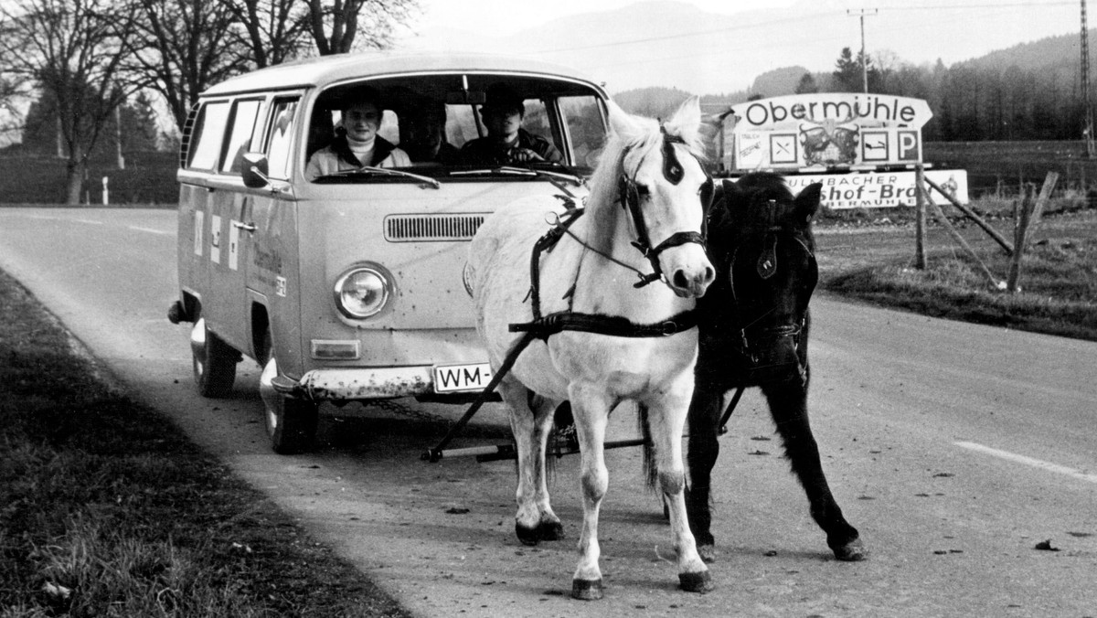 Kryzys naftowy z 1973 r. doprowadził do braku paliwa na stacjach. Na zdjęciu alternatywna metoda transportu wybrana przez grupę Niemców w październiku 1973 r.