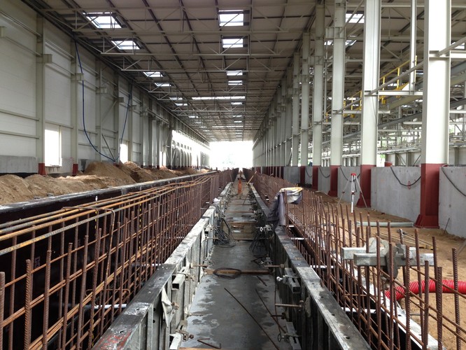 W kulminacyjnym punkcie sporu o homologację przewoźnik sięgnął po działa najcięższego kalibru. Do mediów trafiły zdjęcia z rdzą na zestawach kołowych. PKP Intercity sugerowała, że Alstom próbował stosować używane części. Mało tego – usterki miały zagrażać bezpieczeństwu pasażerów. Do dzisiaj nie wiadomo, czy zarzuty miały podstawy merytoryczne, czy też były obliczone na medialne mordobicie. Bo pociągi zostały w końcu odebrane. Problem w tym, że zaufanie pasażerów zostało nadszarpnięte. Jeśli kolejarze będą próbowali nas przekonywać, że Pendolino to nowy standard jakości i bezpieczeństwa, to awantura z częściami i usterkami to był strzał w stopę. Równie dobrze spółka PKP Intercity mogłaby zatrudnić jako maszynistę kapitana Francesco Schettino z „Costa Concordii”. Na zdj. Budowa Centrum Serwisowego Pendolino na warszawskim Grochowie