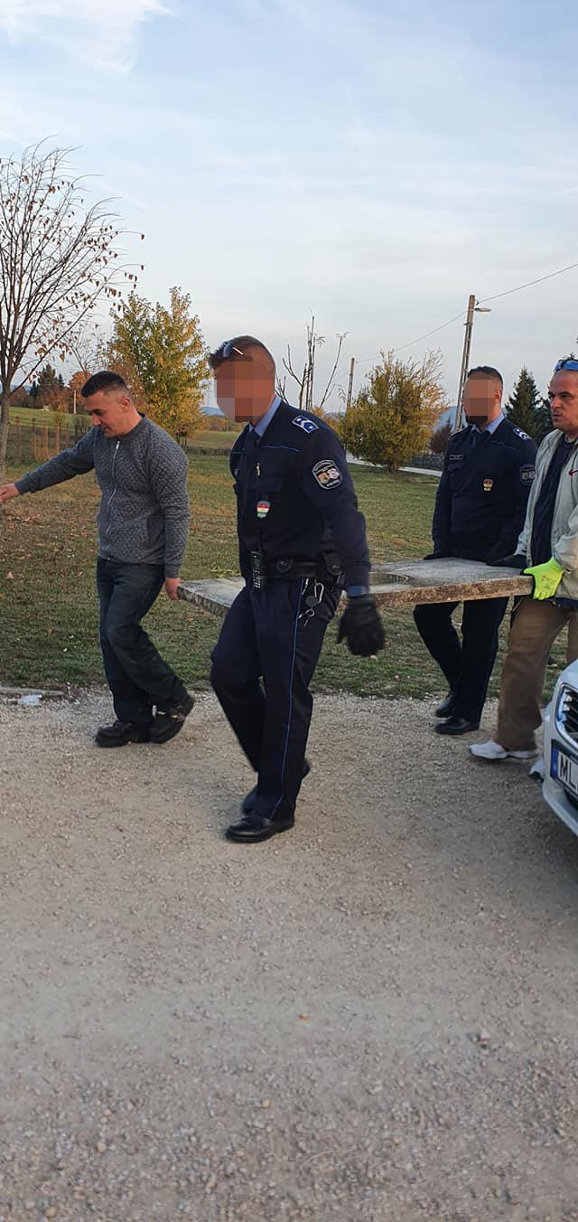 A két rendőr méltatlan vita után segített bevinni a sírkövet / Fotó: Facebook