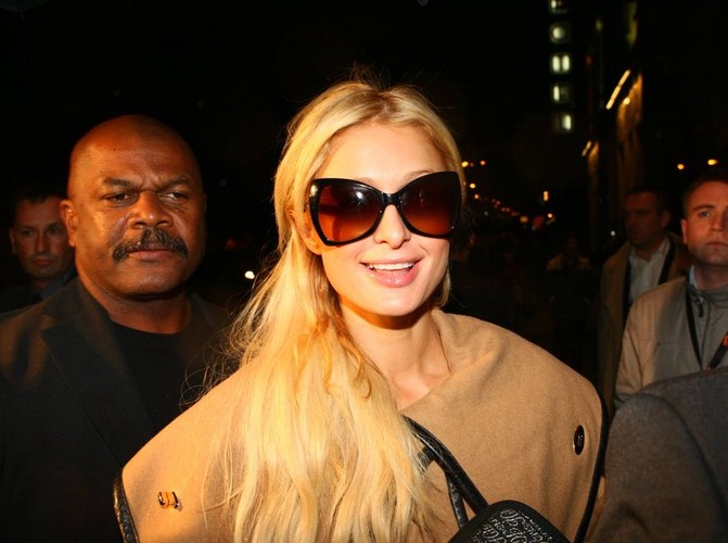 …. oraz subtelne, luźne upięcie włosów w „koński ogon”