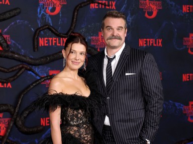 Testbeszéd szakértő elemezte Millie Bobby Brown és a zaklatásával vádolt David Harbour gesztusait a Stranger Things premierjén