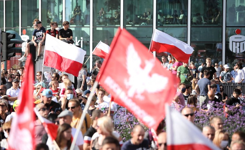 Mieszkańcy stolicy oddają cześć uczestnikom Powstania Warszawskiego