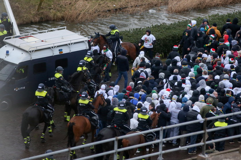 Ajax – Legia. Kibice pod eskortą, policja w gotowości