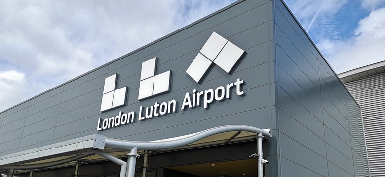 Bójka na lotnisku w Luton. 17 osób w areszcie [WIDEO]
