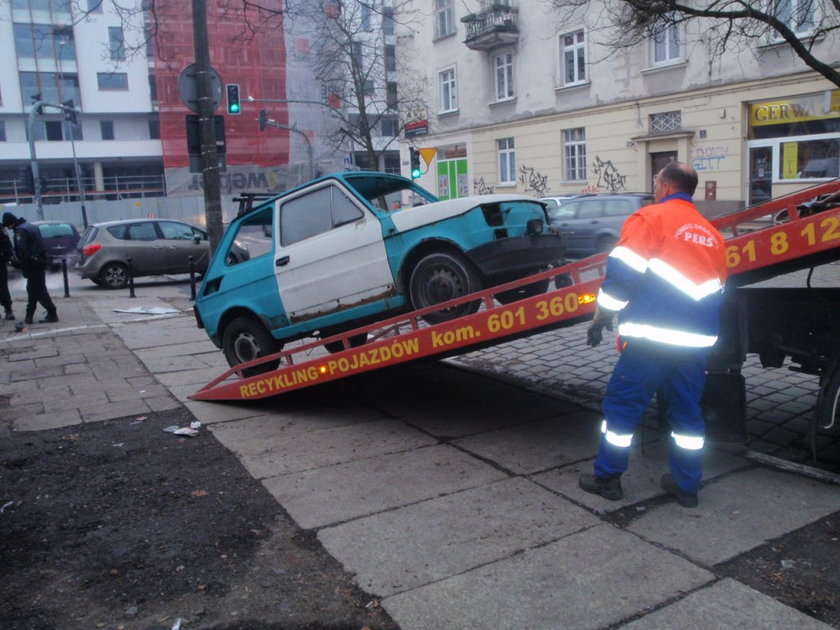 Kłopotliwy maluch uciekał przed lawetą