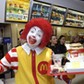 Maskottchen Ronald McDonald mit Men, McDonalds-Filiale Berlin