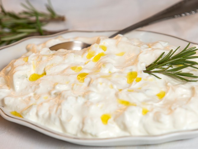 Bela salata sa krastavcima