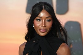 Naomi Kembel sinoć RAZNELA LONDON u senzacionalnoj CRNOJ HALJINI: Blista kao nikada pre, SLAVI ŽENSTVENOST I KLASIKU i zaista joj nema ravne!