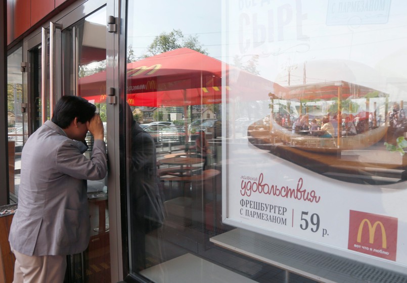 McDonald's w całej Rosji pod lupą miejscowych służb sanitarnych? Po wczorajszym zamknięciu w Moskwie czterech restauracji tej popularnej sieci fast-foodów, Rospotriebnadzor sprawdzi bary McDonald'sa w kolejnych regionach kraju