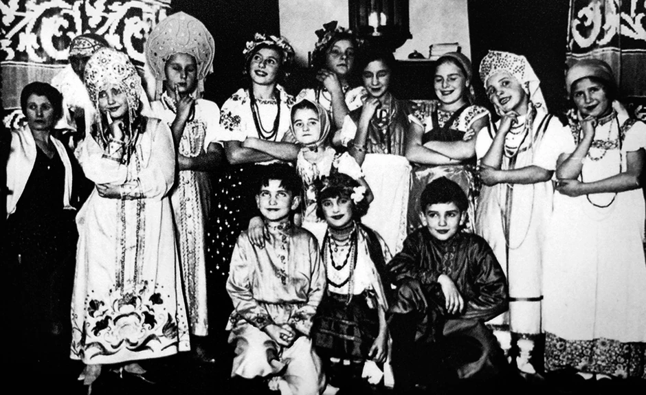 Učešće dece iz beogradske ruske kolonije na sveslovenskom vašaru Kola srpskih sestara u Beogradu, 1934. godina