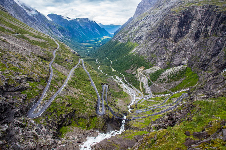 Droga Trollstigen w Norwegii oznacza dosłownie "drabinę trolla" i wiedzie przez strome góry, wodospady, głębokie fiordy i bujne doliny.