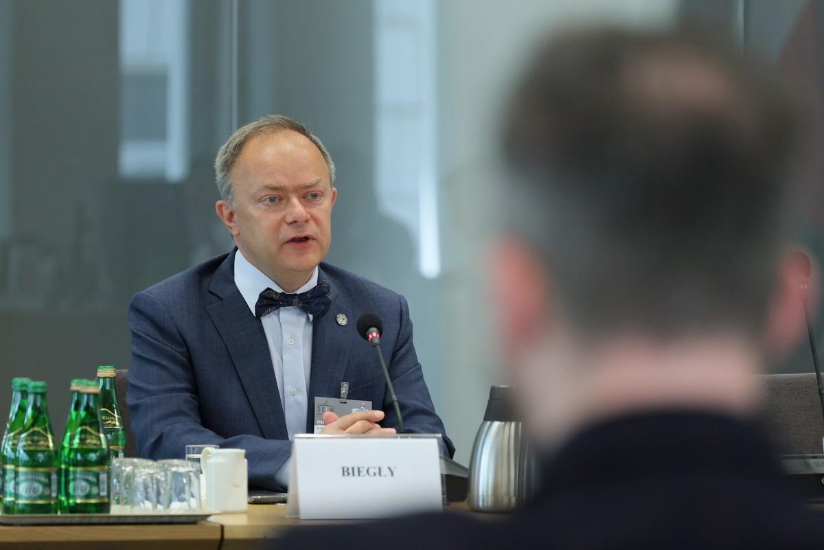 Biegły powołany przez komisję, prof. Piotr Uziębło na posiedzeniu sejmowej komisji śledczej do zbadania legalności, prawidłowości oraz celowości działań podjętych w celu przygotowania i przeprowadzenia wyborów Prezydenta Rzeczypospolitej Polskiej w 2020 r. w formie głosowania korespondencyjnego,w Sejmie w Warszawie