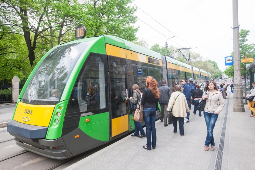 Tramwaj i pasażerowie na przystanku