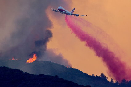 Boeing 747 SuperTanker to największy samolot gaśniczy na świecie. Pomaga walczyć z pożarami w Kalifornii