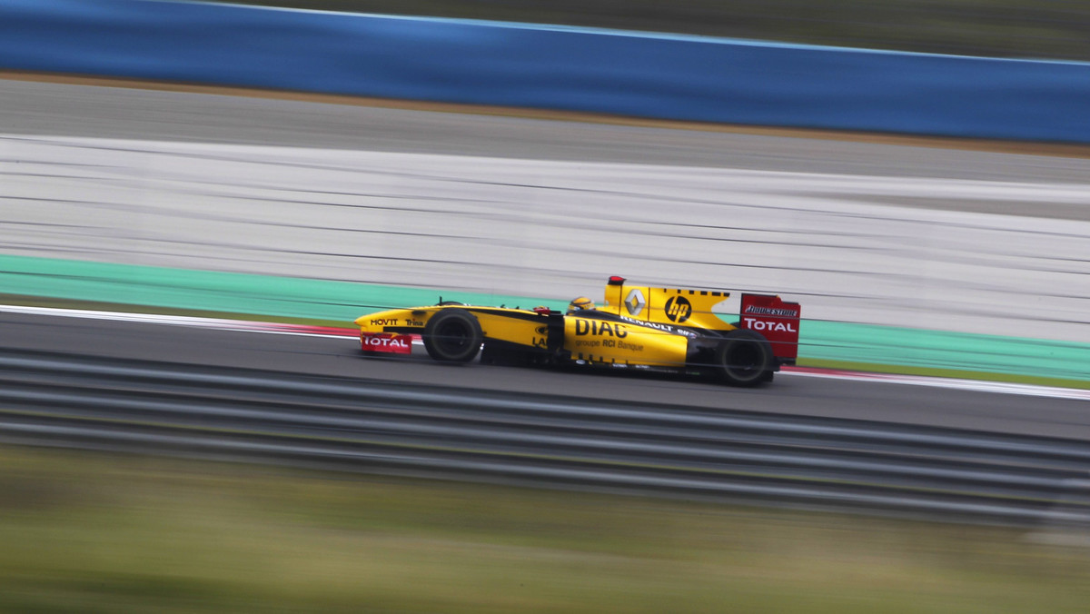 Najlepiej na drugim treningu przed niedzielnym wyścigiem o Grand Prix Wielkiej Brytanii na torze Silverstone, spisał się Mark Webber z Red Bulla, który osiągnął czas 1.31,234 s. Drugi był Fernando Alonso z Ferrari (1.31,626 s) a trzeci Sebastian Vettel z Red Bulla (1.31,875 s). Robert Kubica, który dobrze zaprezentował się podczas pierwszej sesji treningowej, w drugiej uzyskał dopiero jedenasty czas, gorszy od swojego partnera z zespołu - Witalija Pietrowa - co Polakowi nie zdarza się zbyt często.