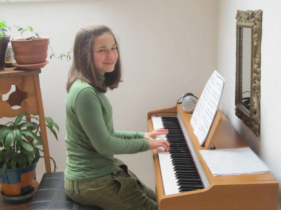 Alisa svira klavir i piše pesme