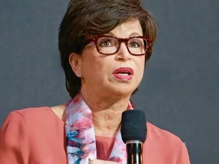 Valerie Jarrett – była starszym doradcą prezydenta Baracka Obamy w latach 2009--2017.Nadzorowała Biura ds. Zaangażowania Publicznego i Spraw Międzyrządowych. Pełni funkcję prezesa zarządu Civic Nation i współprzewodniczącej The United State of Women. Zasiada w zarządach Walgreens Boot Alliance, Inc., Ralph Lauren Corporation, Lyft, Inc., Sweetgreen, Ariel Investments, The John F. Kennedy Center for Performing Arts, Sesame Street Workshop i Economic Club of Chicago, a także w radzie doradczej Goldman Sachs One Million Black Women Advisory Board. Jarrett otrzymała również liczne nagrody i tytuły honorowe, w tym nagrodę „TIME” „100 najbardziej wpływowych ludzi”.