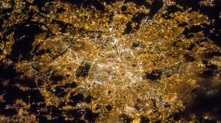 A francia főváros, Párizs odafentről is egy lüktető metropolisznak tűnik/Fotó:NASA