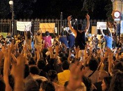 Protestują też hiszpańscy "oburzeni". Zamieszki w Barcelonie